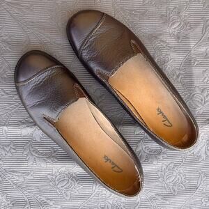 Clarks Women Leather slip on shoes. Brown. Size 8.5